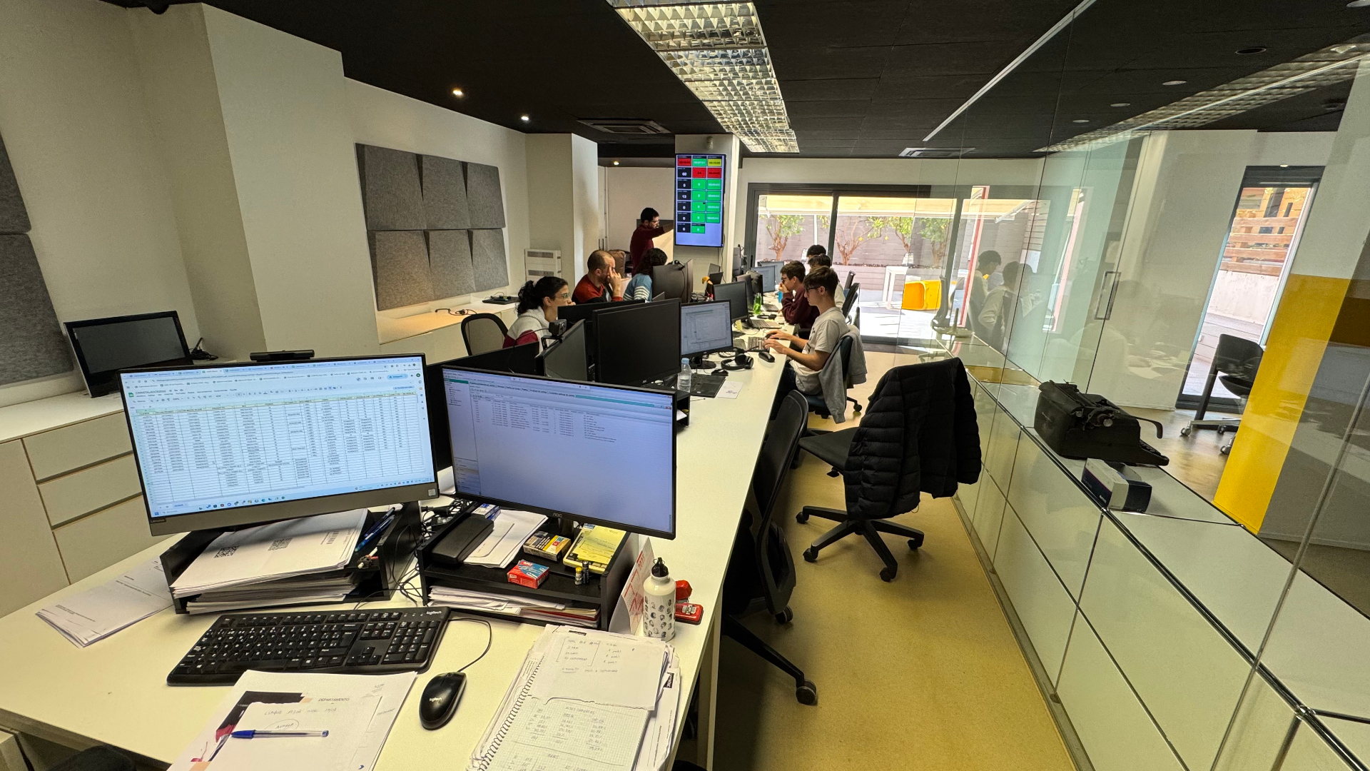 Equipo de soporte de LK Bitronic atendiendo a un cliente